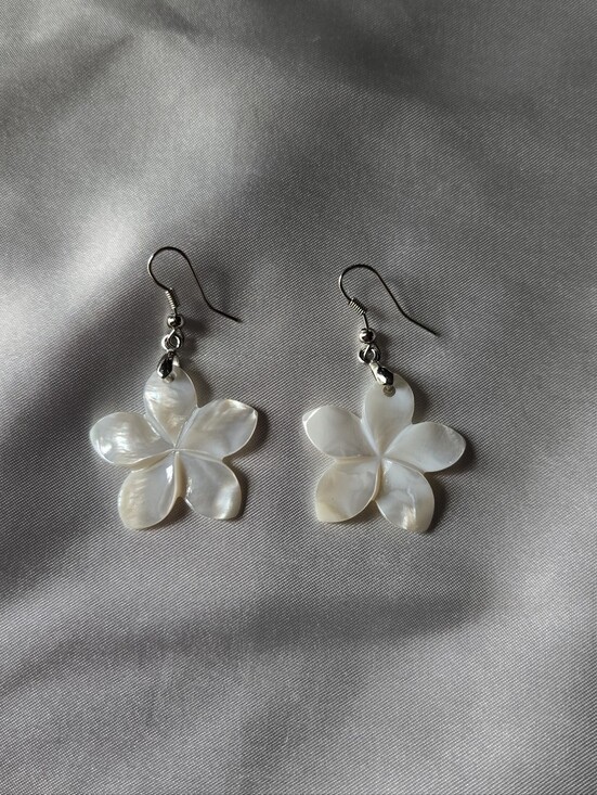 None Jewelry - Mother-of-Pearl White Flower Drop Earrings